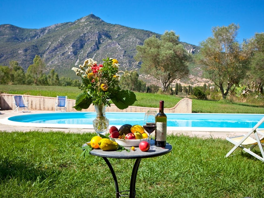 Piscina con tavolini e sedie